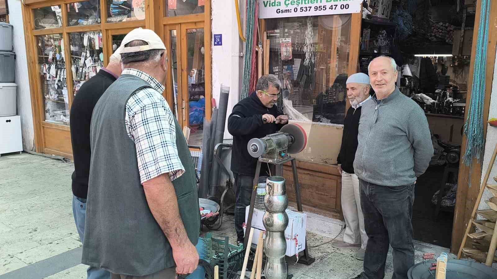 Baba - oğul bayram öncesi bıçak bileme mesaisinde