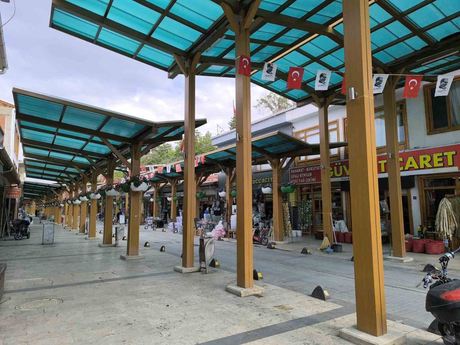 Baba - oğul bayram öncesi bıçak bileme mesaisinde