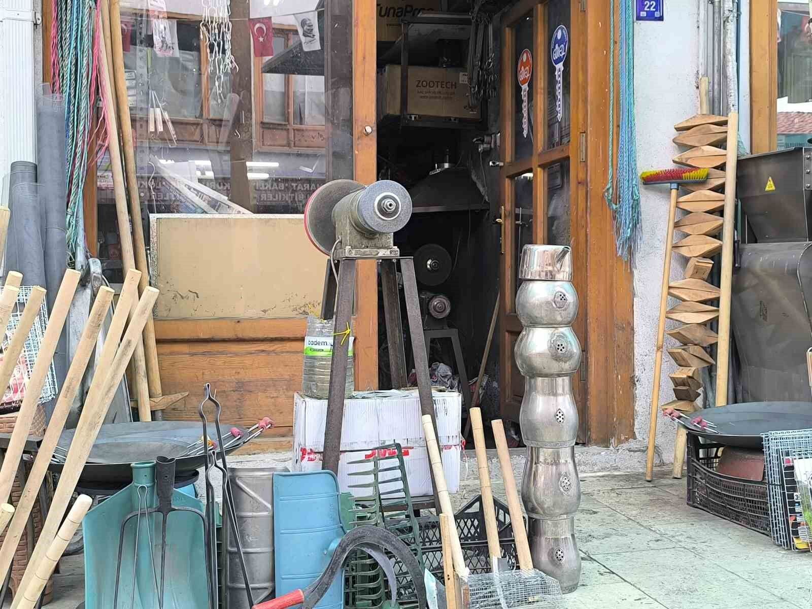 Baba - oğul bayram öncesi bıçak bileme mesaisinde