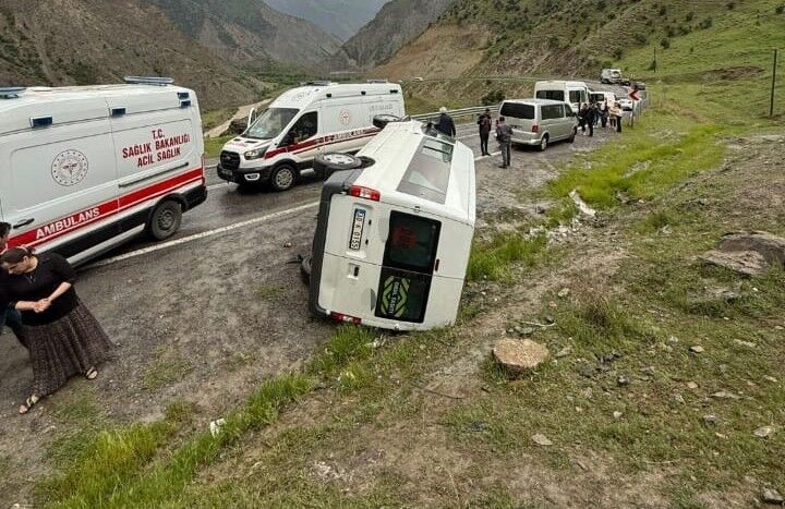 Hakkari’de öğrenci servisi devrildi