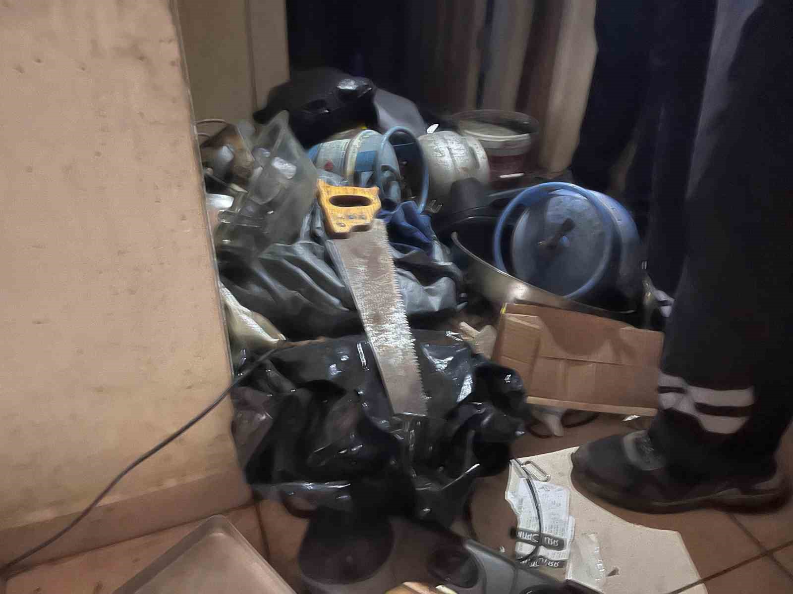 Esenyurt’ta yaşlı adamın çöp evi 4’üncü kez boşaltıldı