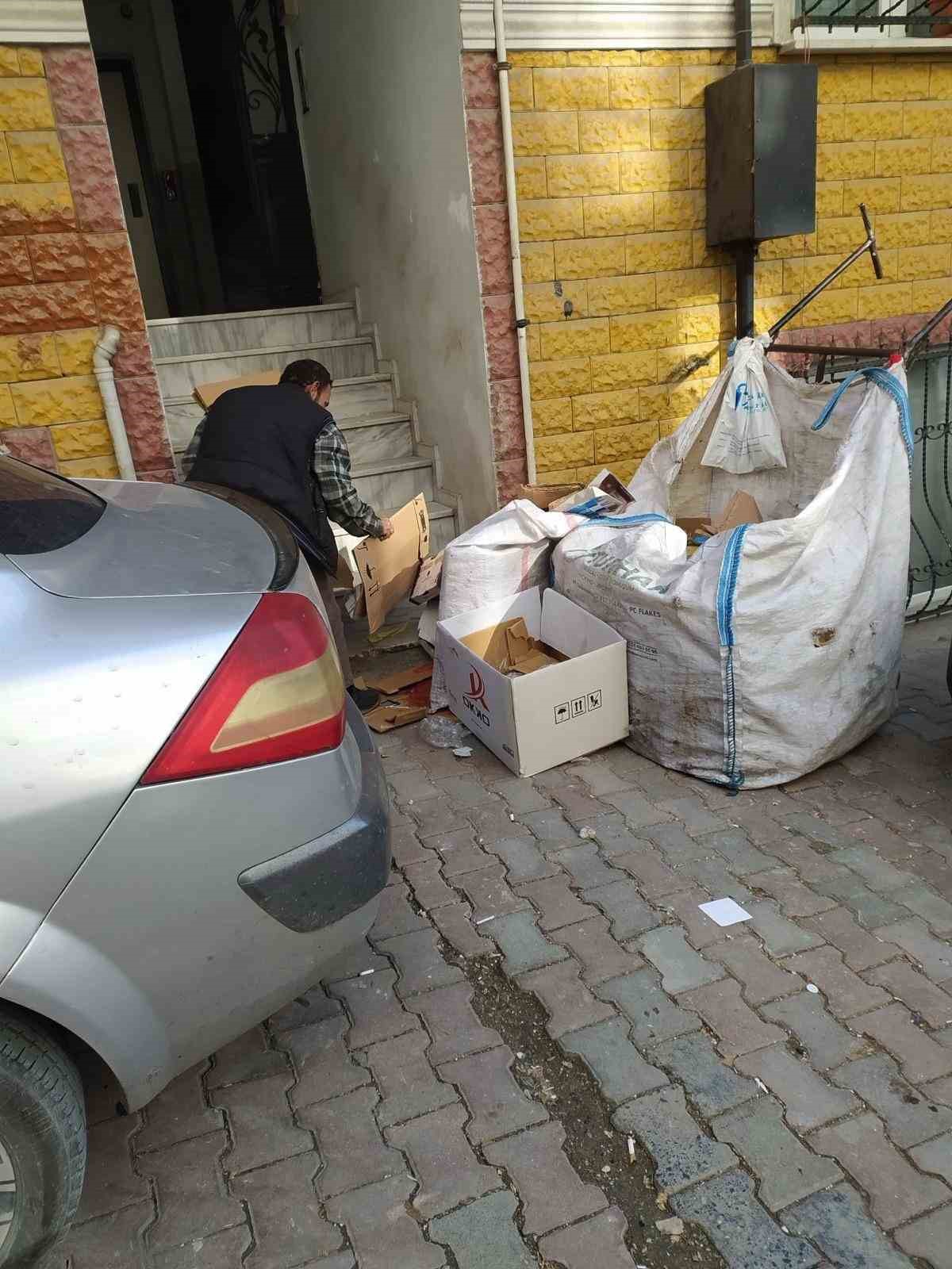 Esenyurt’ta yaşlı adamın çöp evi 4’üncü kez boşaltıldı