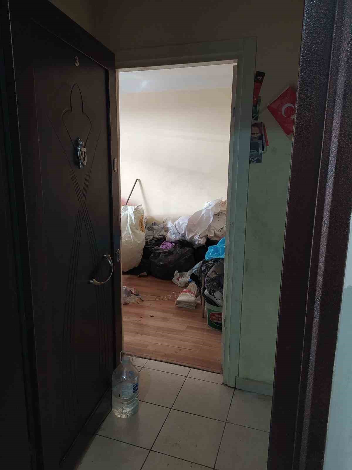 Esenyurt’ta yaşlı adamın çöp evi 4’üncü kez boşaltıldı