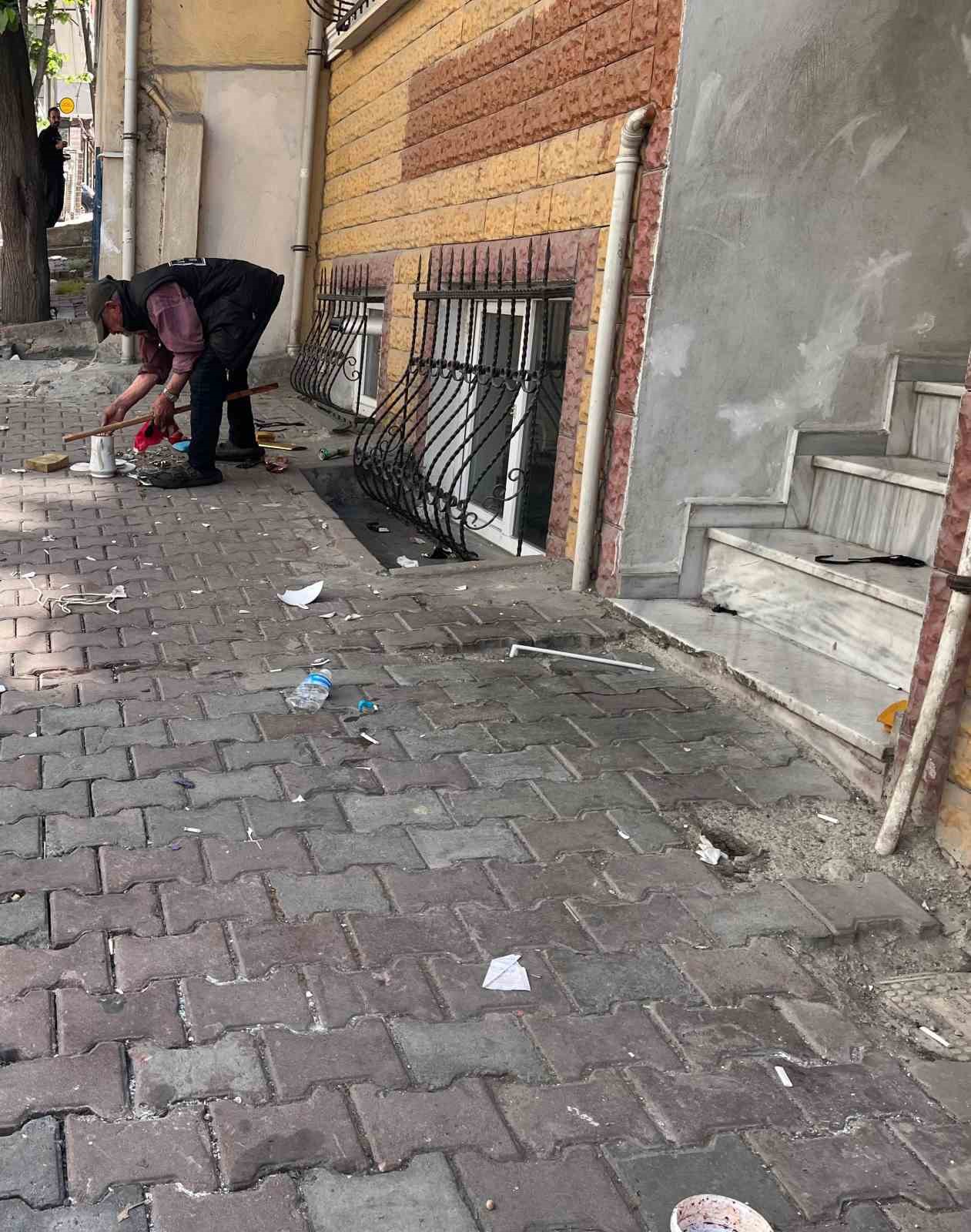 Esenyurt’ta yaşlı adamın çöp evi 4’üncü kez boşaltıldı