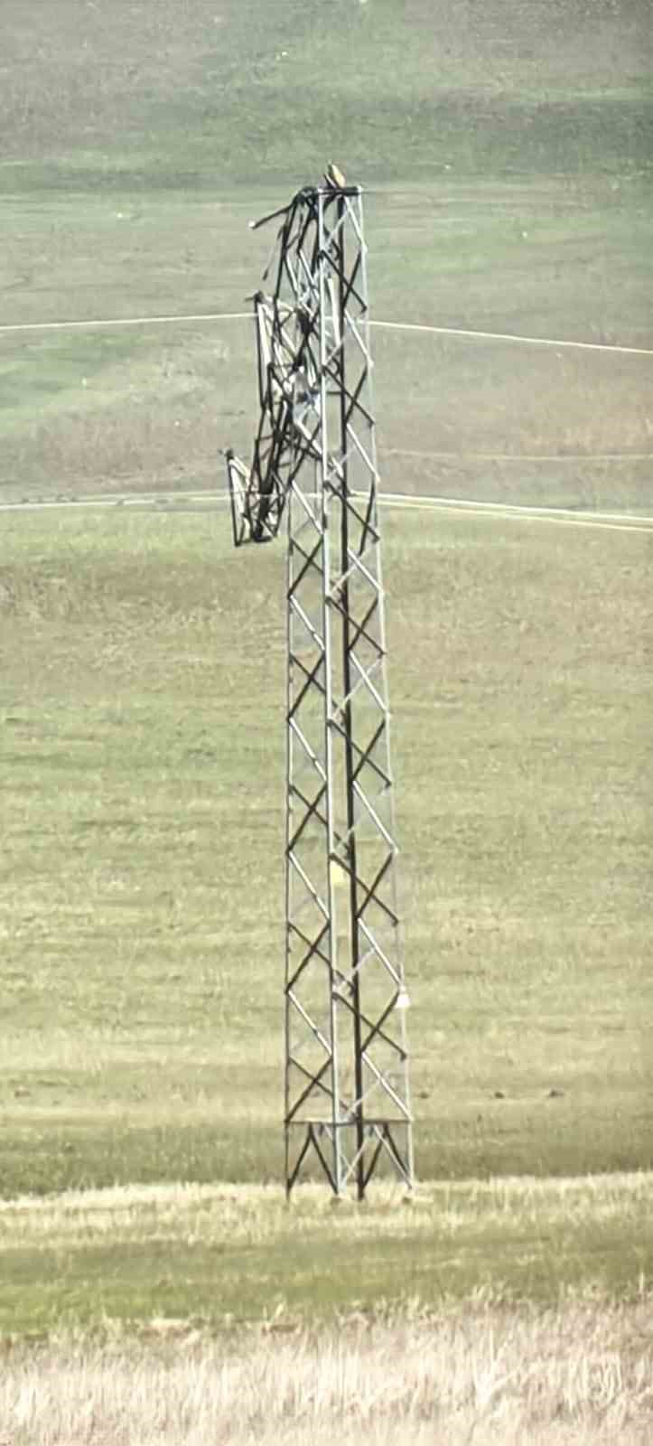 Karayazı’da hortum ve fırtına enerji hatlarını vurdu