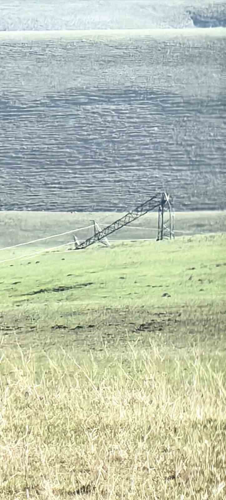 Karayazı’da hortum ve fırtına enerji hatlarını vurdu