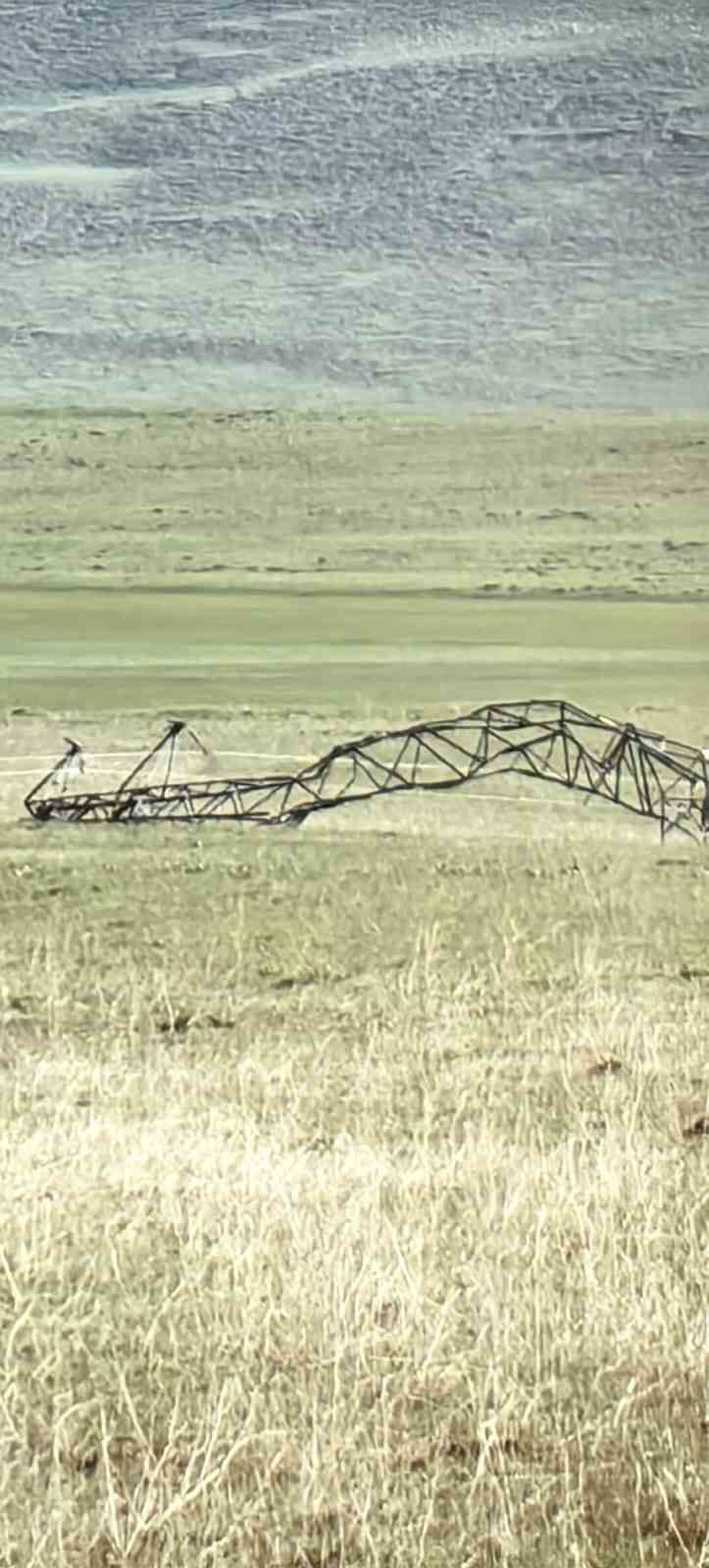 Karayazı’da hortum ve fırtına enerji hatlarını vurdu