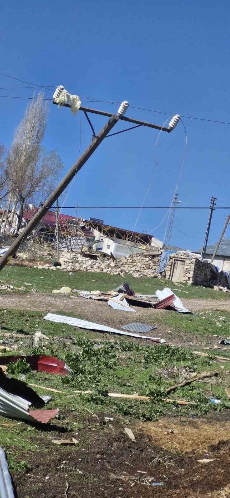 Karayazı’da hortum ve fırtına enerji hatlarını vurdu