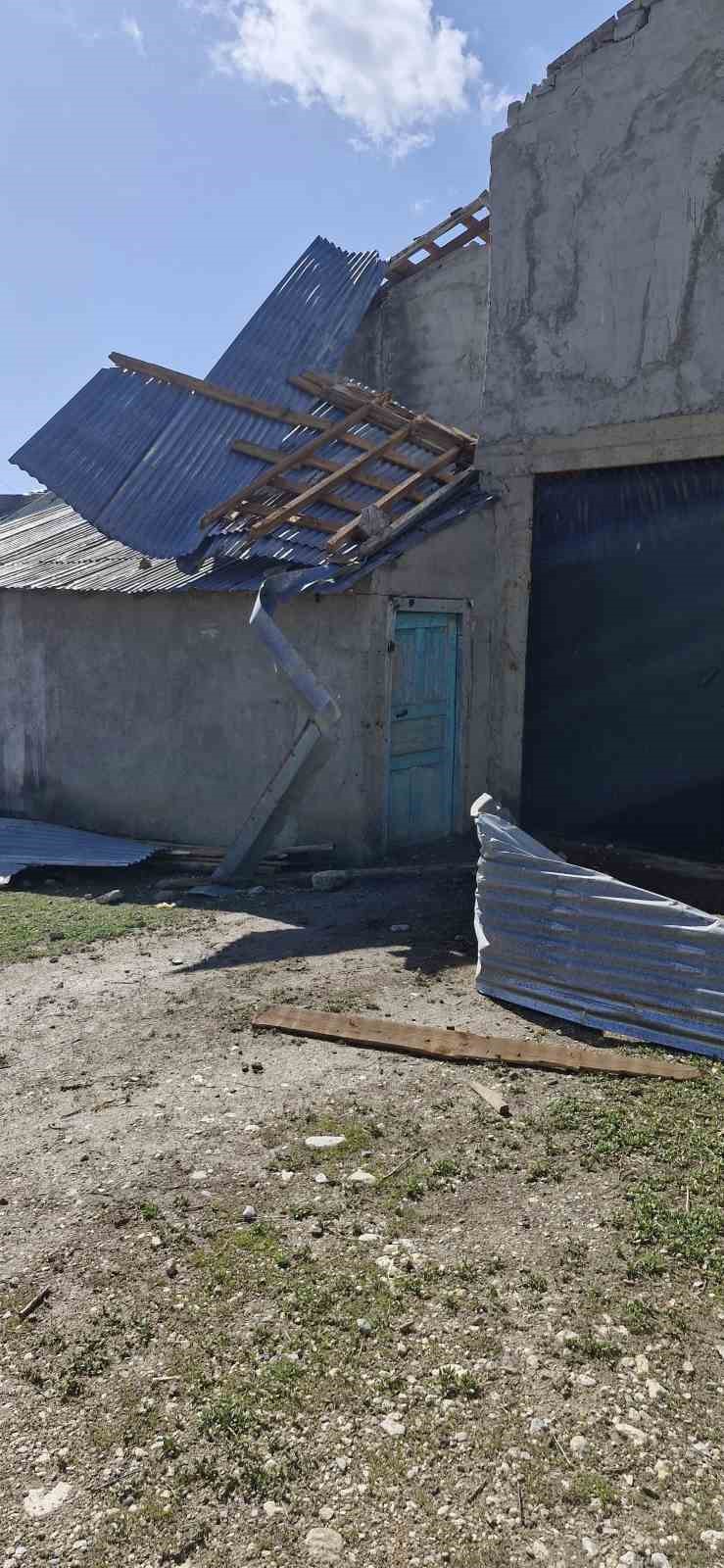 Karayazı’da hortum ve fırtına enerji hatlarını vurdu