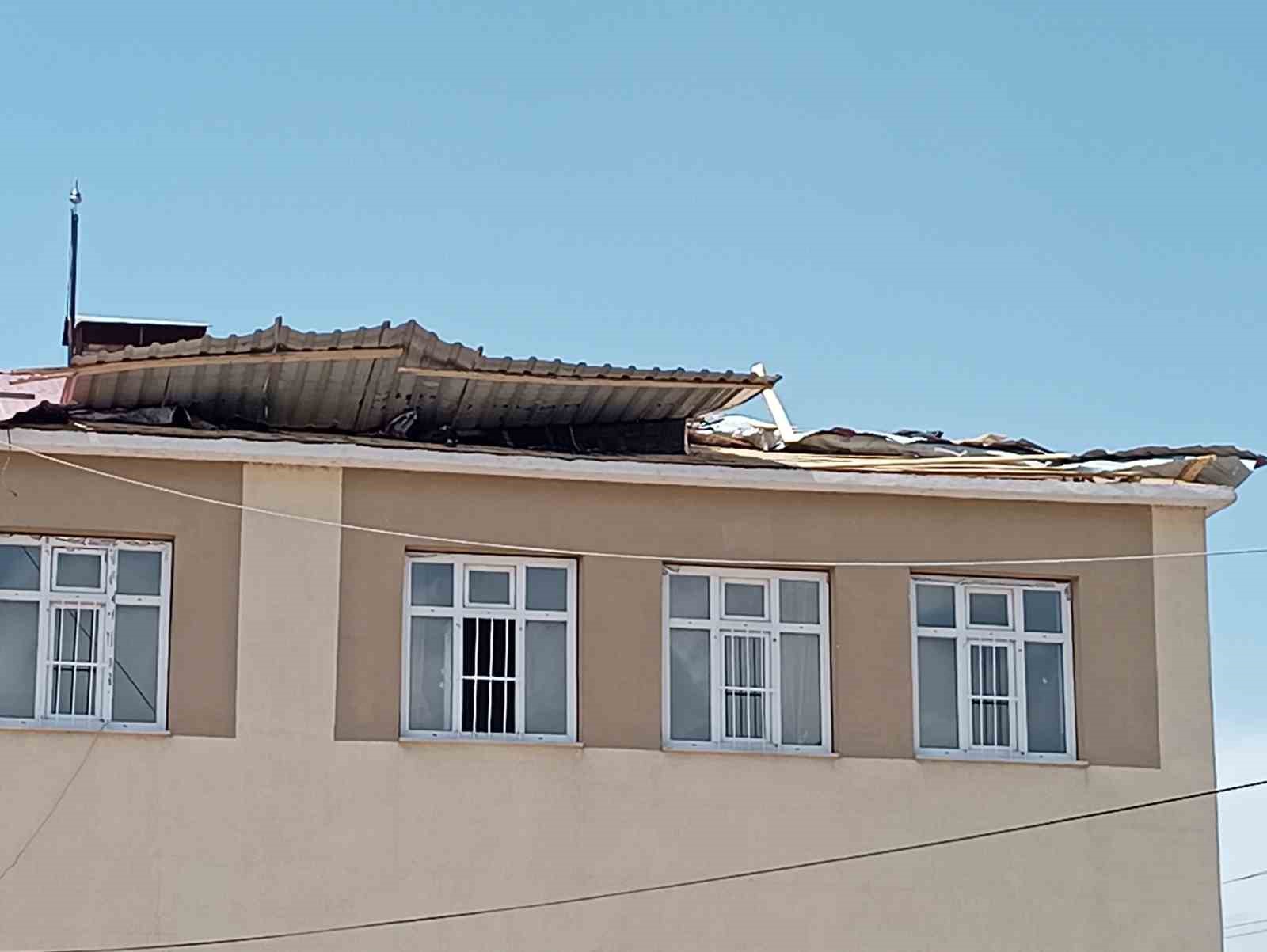 Van’da fırtına okulun çatısını uçurdu