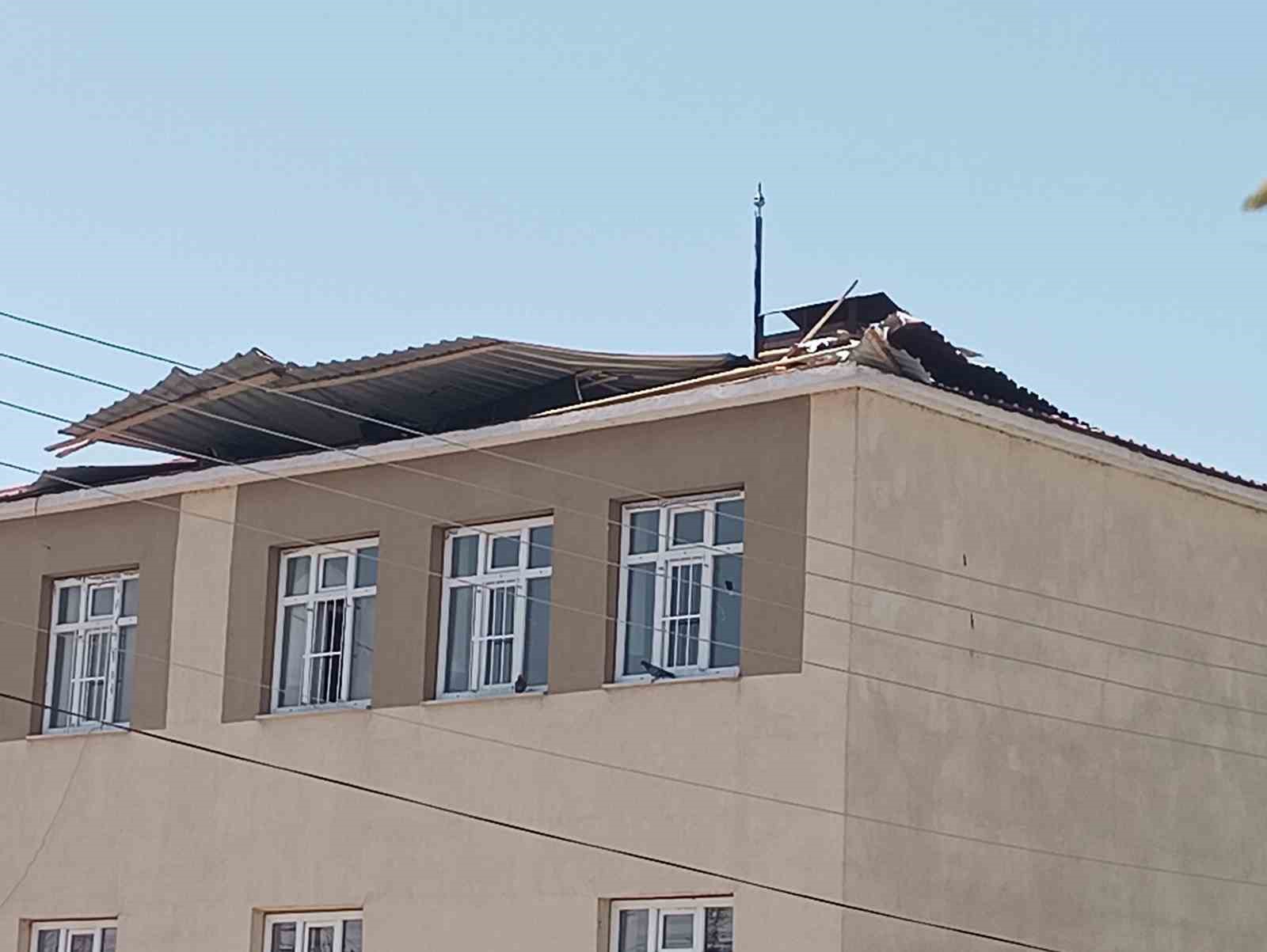 Van’da fırtına okulun çatısını uçurdu