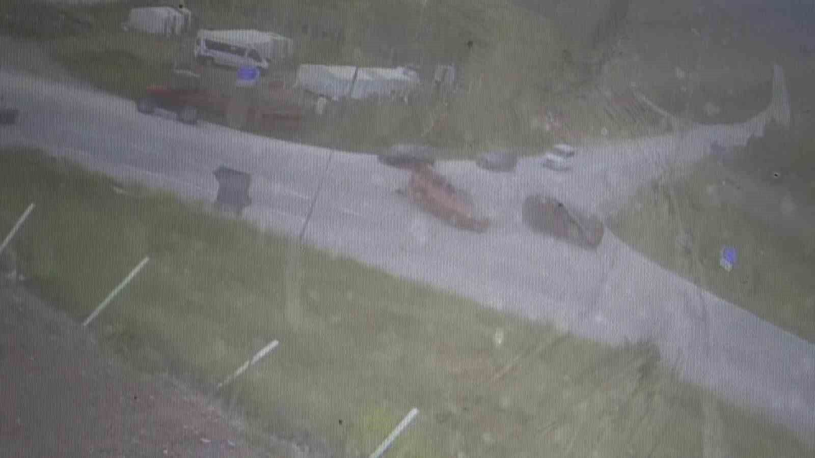 Hızla ilerleyen otomobil önündeki araca çarparak şarampole uçtu