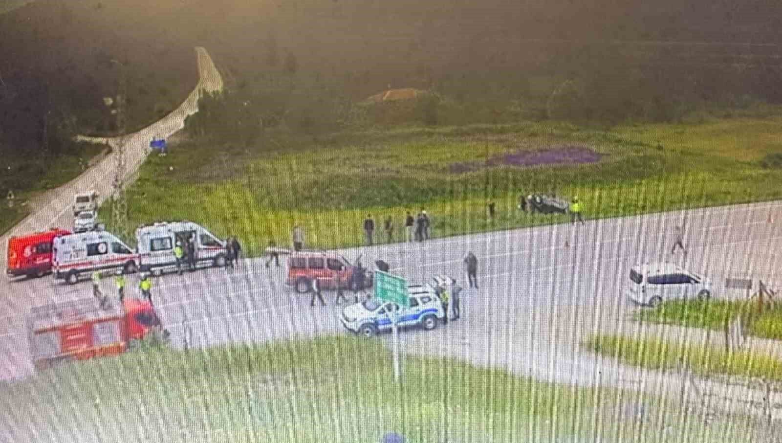 Hızla ilerleyen otomobil önündeki araca çarparak şarampole uçtu