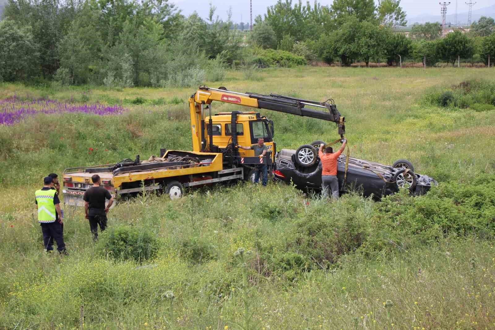 Hızla ilerleyen otomobil önündeki araca çarparak şarampole uçtu