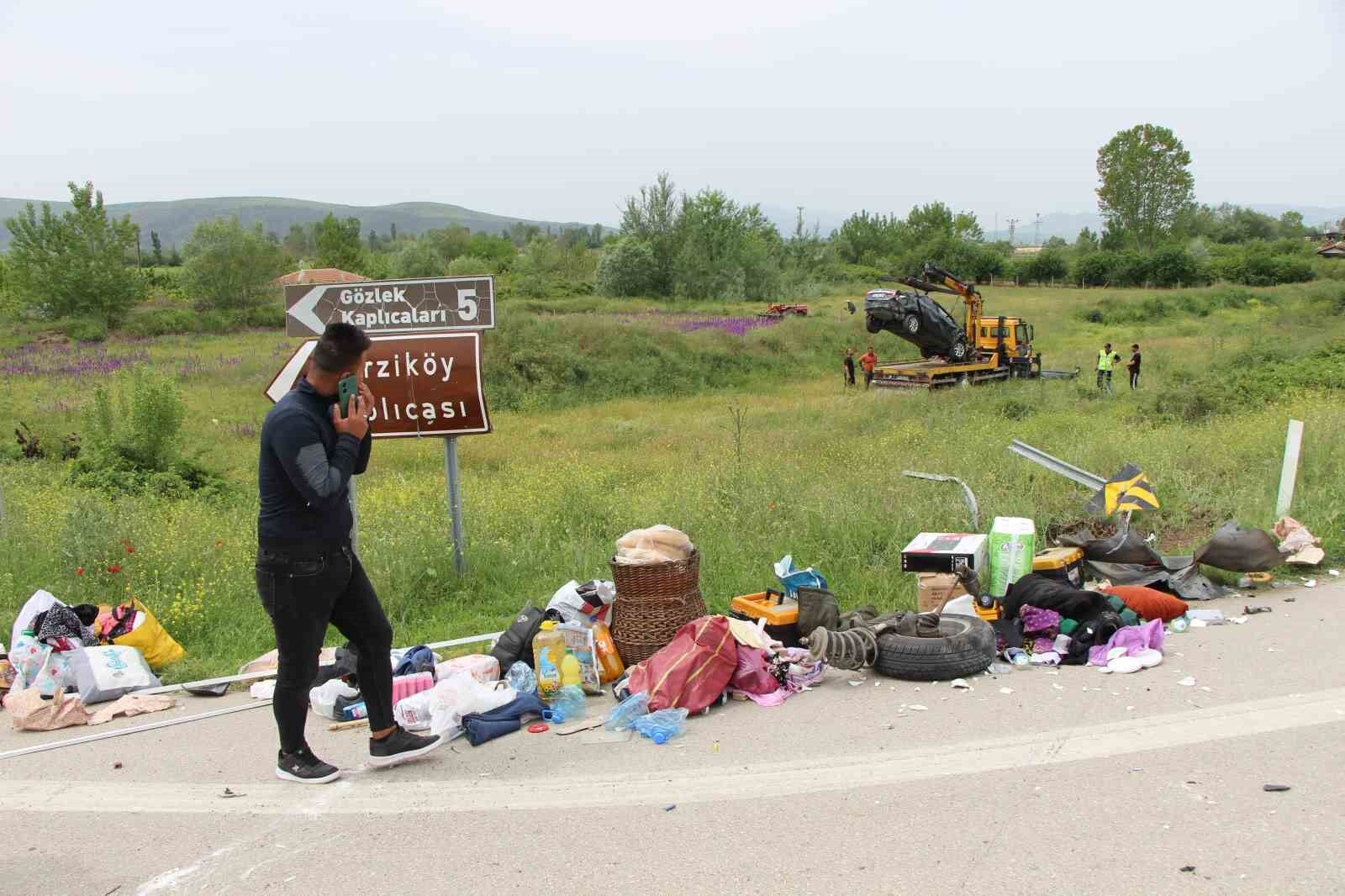 Hızla ilerleyen otomobil önündeki araca çarparak şarampole uçtu