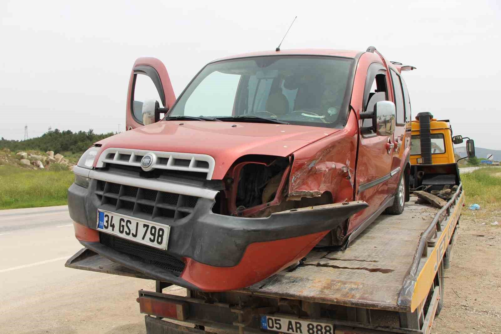 Hızla ilerleyen otomobil önündeki araca çarparak şarampole uçtu