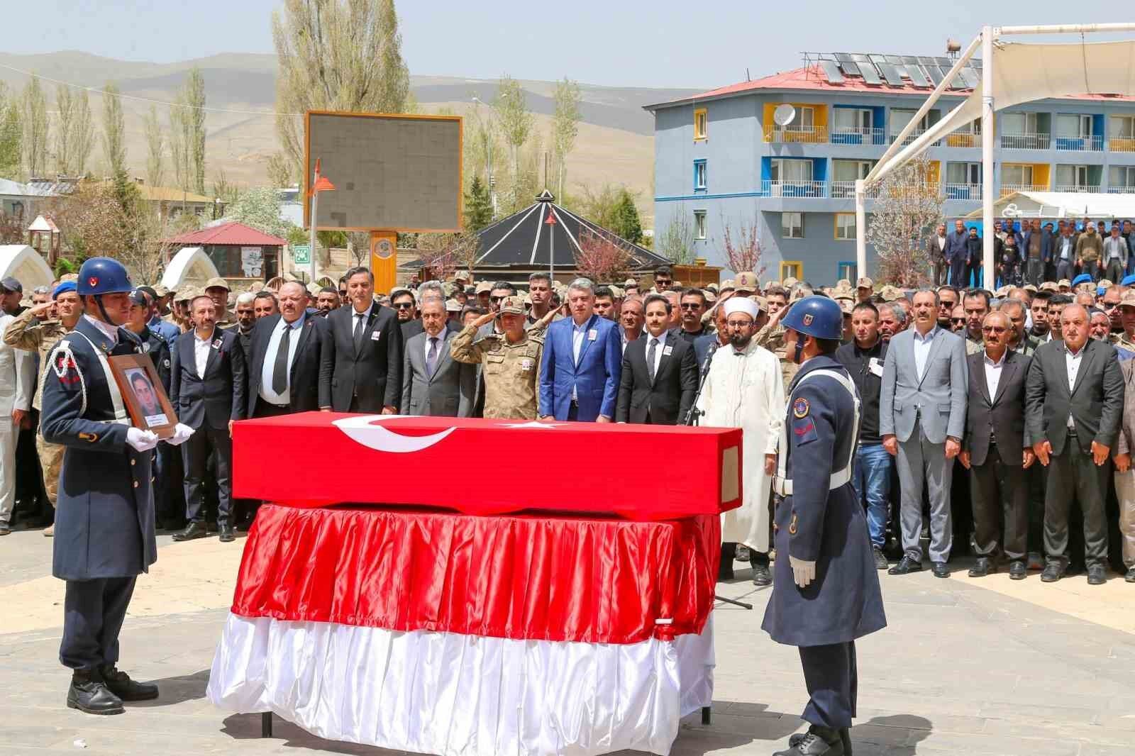 Van’da şehit güvenlik korucusu için tören düzenlendi