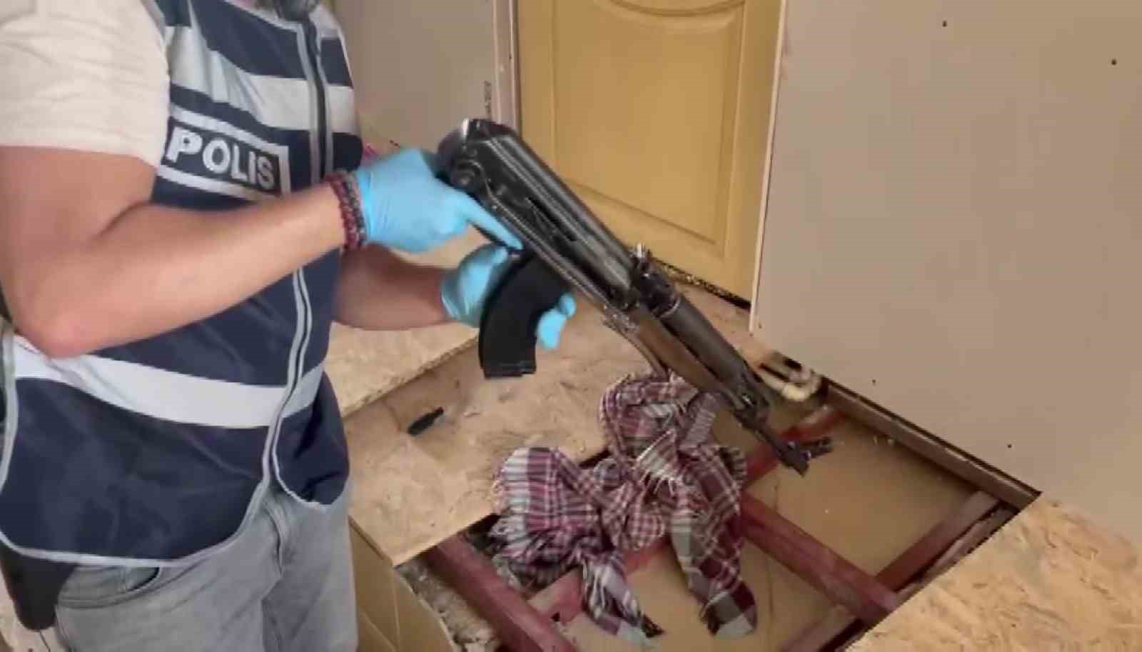 Eve özel zula yaptırıp kalaşnikof saklamış: Şüpheli tutuklandı