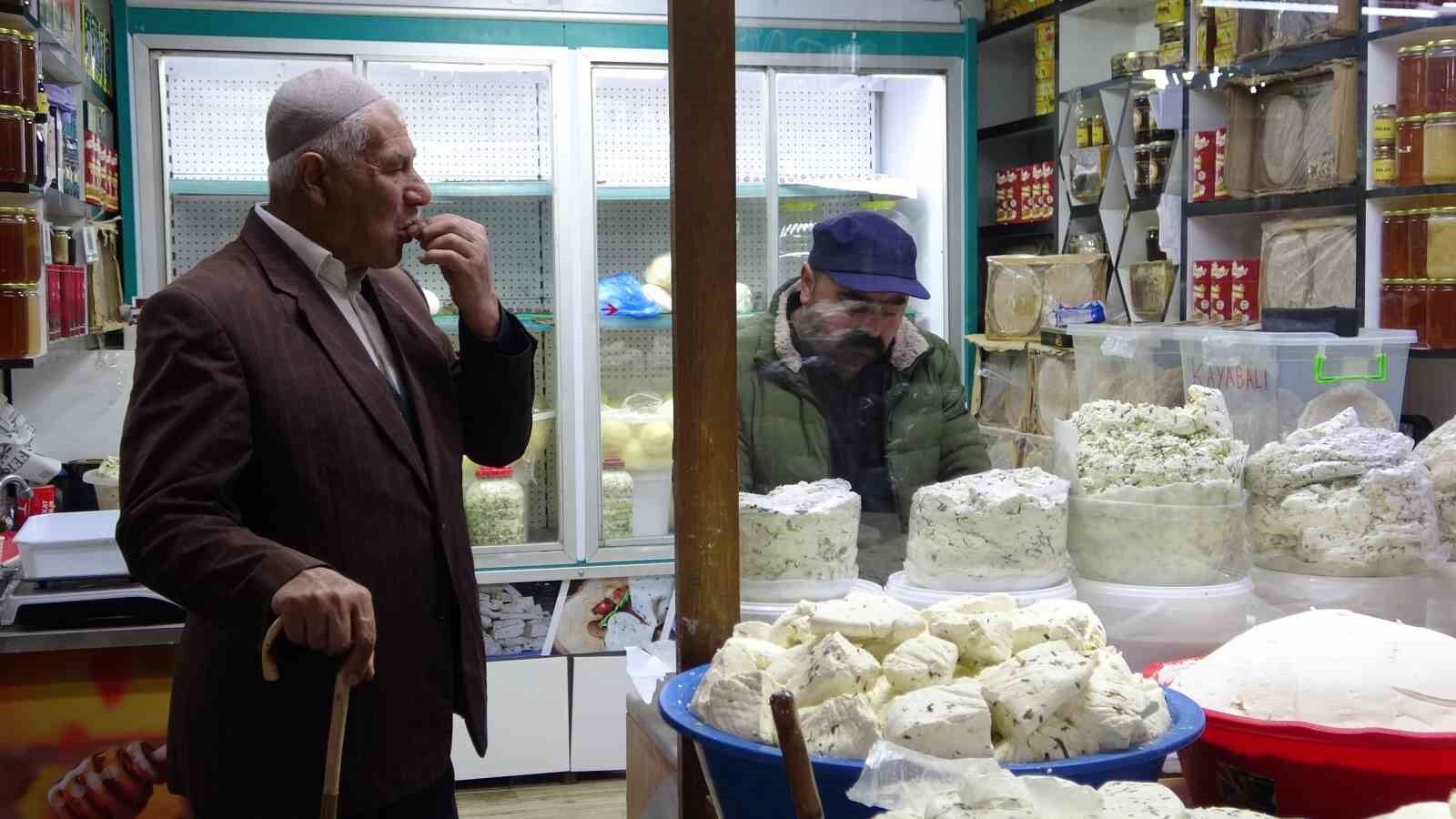 Van’ın tescilli lezzeti taze otlu peynir raflardaki yerini aldı