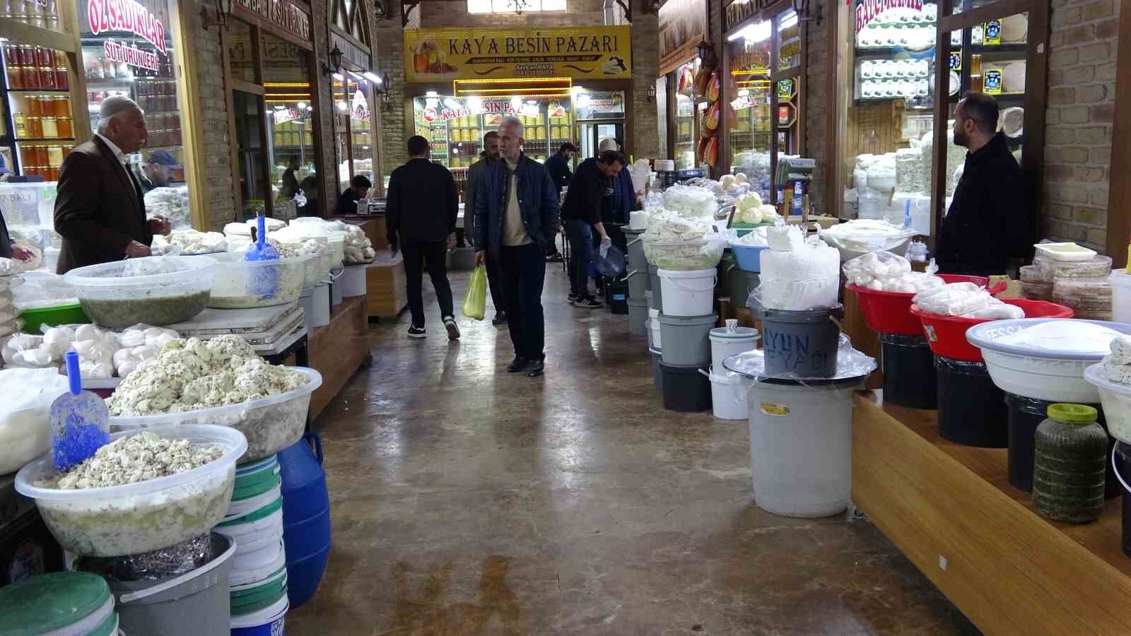 Van’ın tescilli lezzeti taze otlu peynir raflardaki yerini aldı