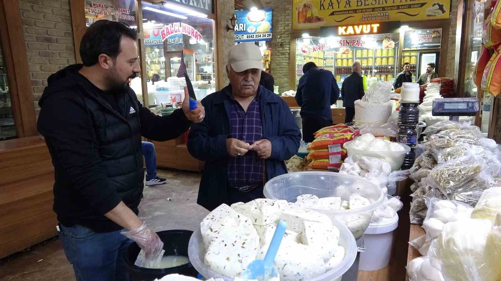 Van’ın tescilli lezzeti taze otlu peynir raflardaki yerini aldı