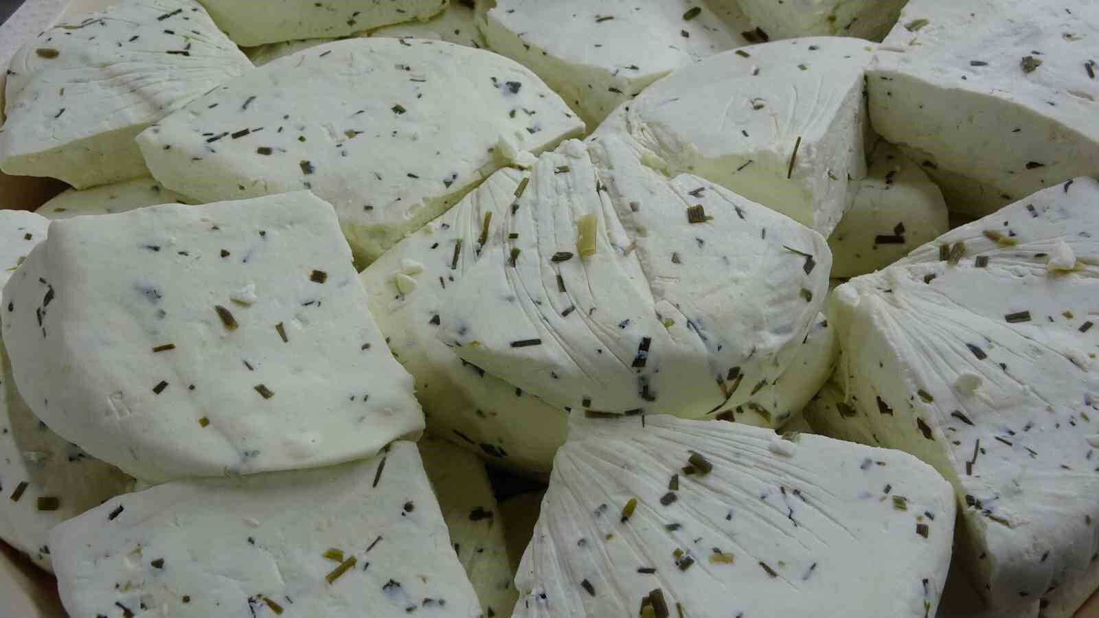 Van’ın tescilli lezzeti taze otlu peynir raflardaki yerini aldı