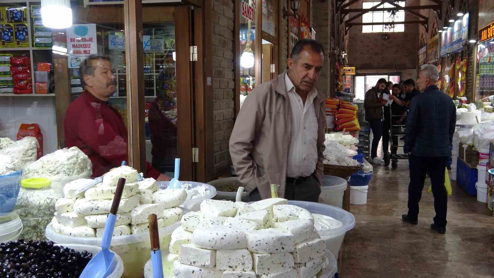 Van’ın tescilli lezzeti taze otlu peynir raflardaki yerini aldı