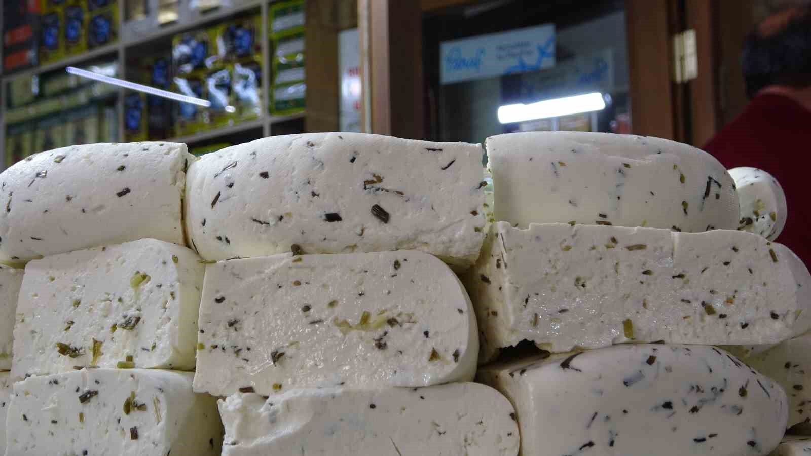 Van’ın tescilli lezzeti taze otlu peynir raflardaki yerini aldı