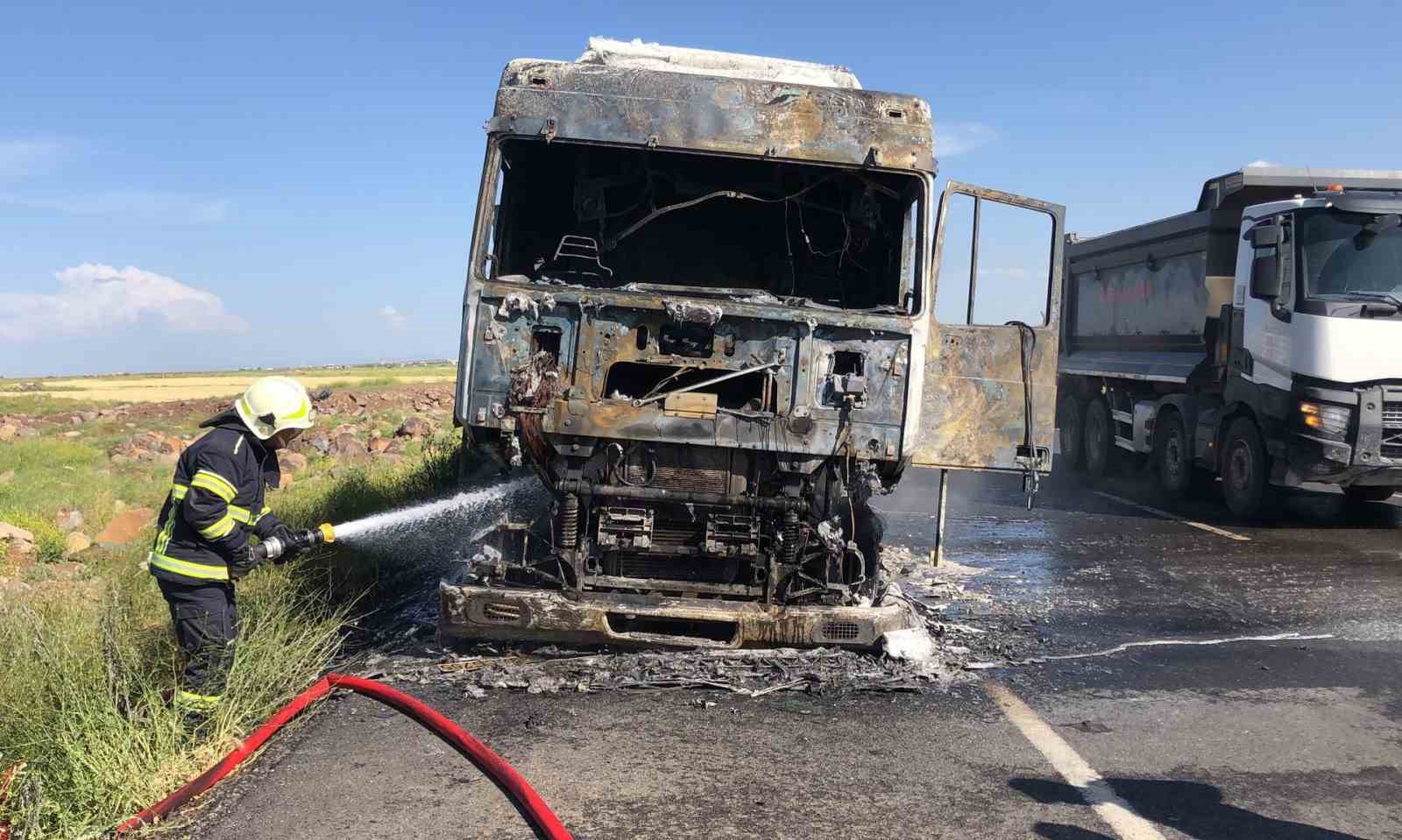Diyarbakır’da seyir halindeki tuğla yüklü kamyon alev topuna döndü