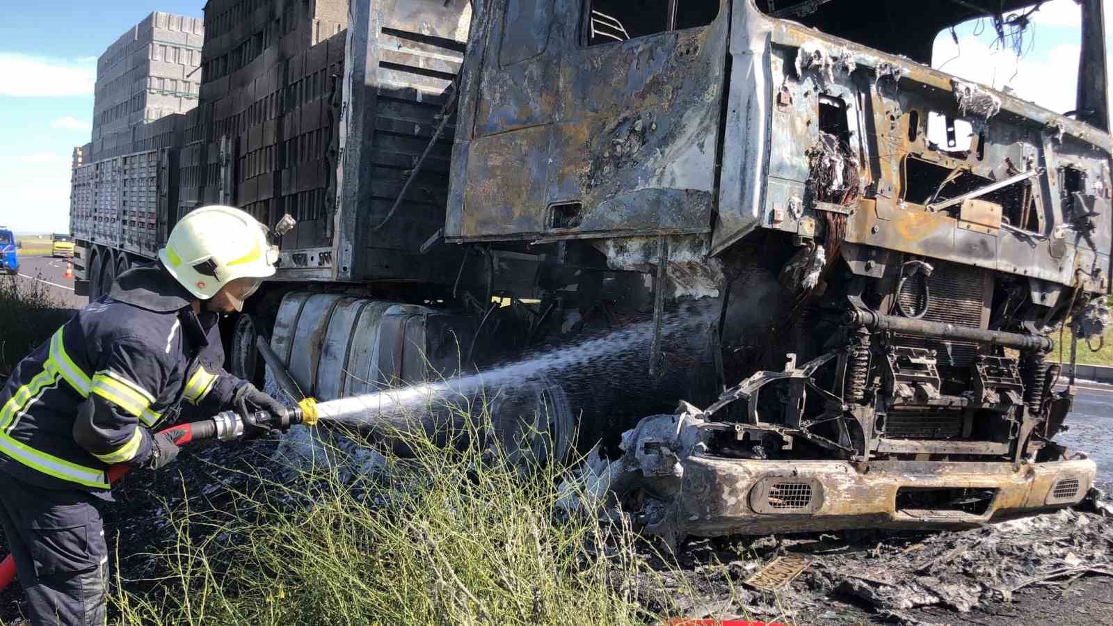 Diyarbakır’da seyir halindeki tuğla yüklü kamyon alev topuna döndü