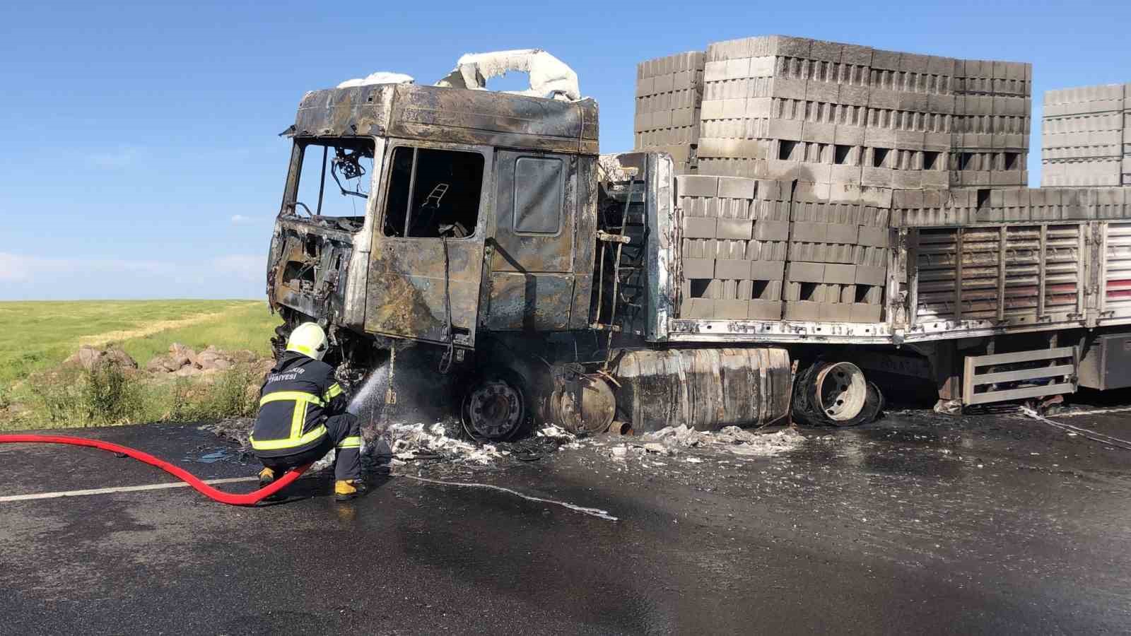 Diyarbakır’da seyir halindeki tuğla yüklü kamyon alev topuna döndü
