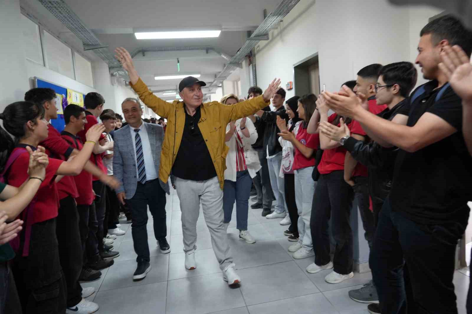 Emekliye ayrılan 45 yıllık öğretmene veda: Öğrenciler koridorda sıralandı, alkışlarla uğurladı