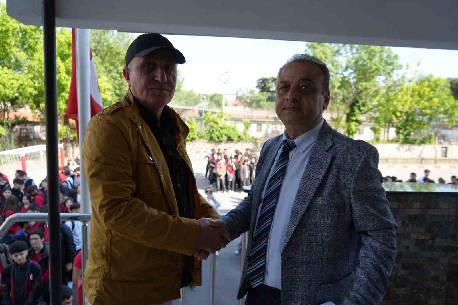 Emekliye ayrılan 45 yıllık öğretmene veda: Öğrenciler koridorda sıralandı, alkışlarla uğurladı