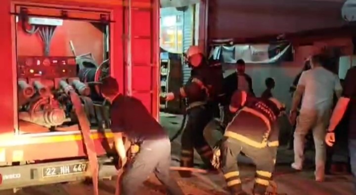 Alev alev yanan ev küle döndü, mahalleli seferber oldu