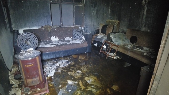 Alev alev yanan ev küle döndü, mahalleli seferber oldu