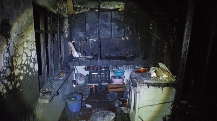 Alev alev yanan ev küle döndü, mahalleli seferber oldu