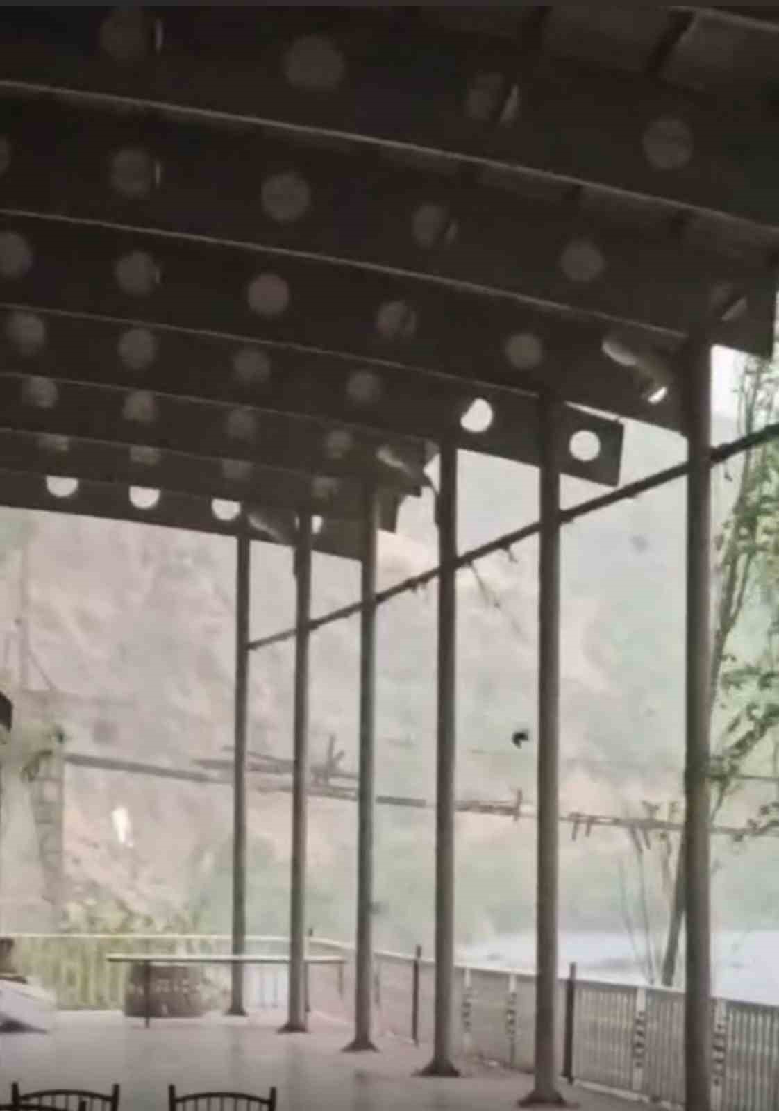 Şiddetli fırtına hayatı felç etti