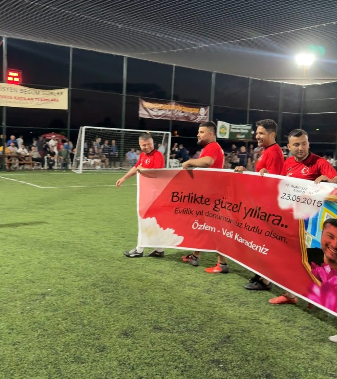 Adanalı öğretmen 10. evlilik yıl dönümünü sahada kutladı