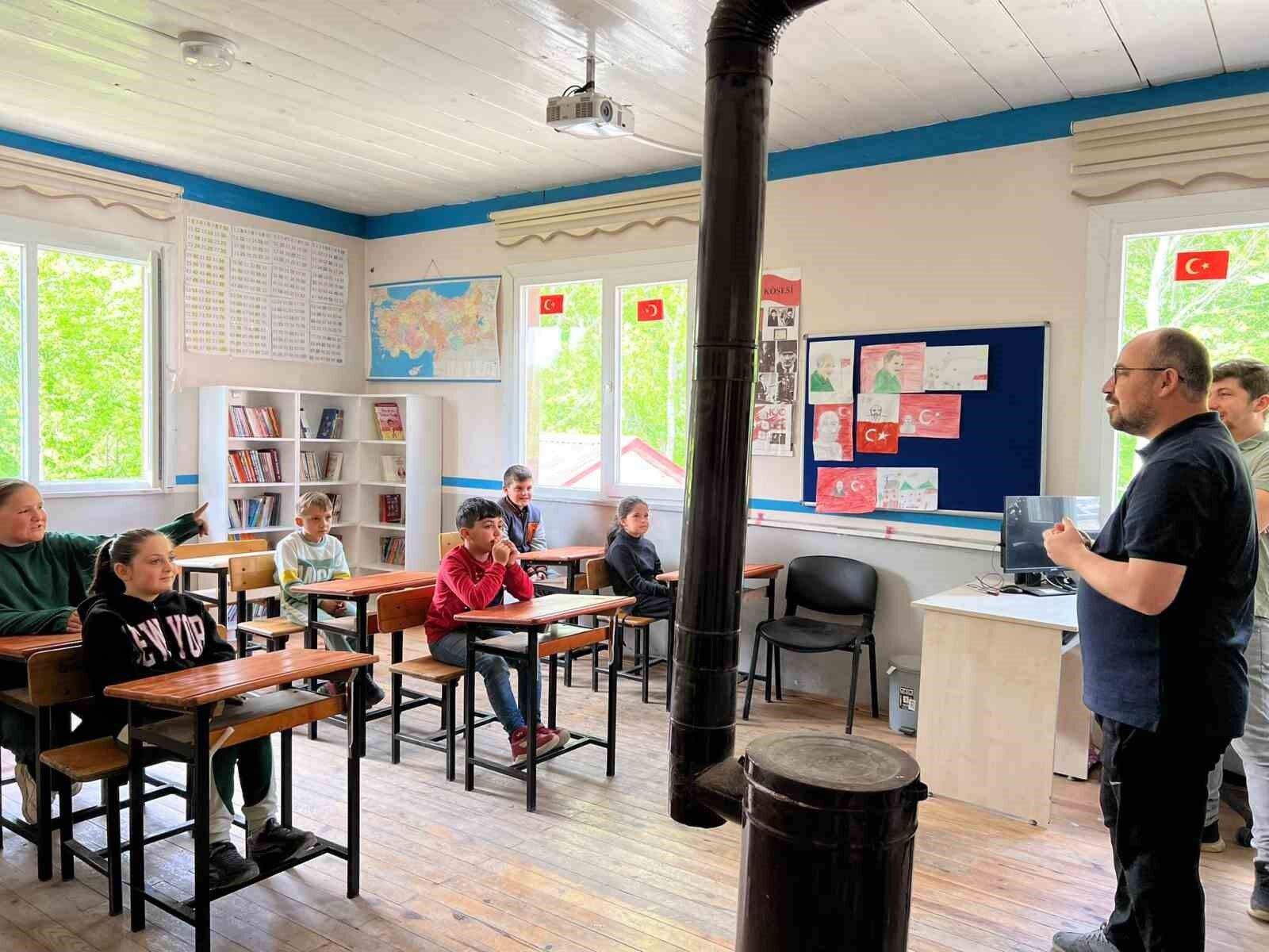 Üniversite öğrencilerinden köy okuluna anlamlı destek