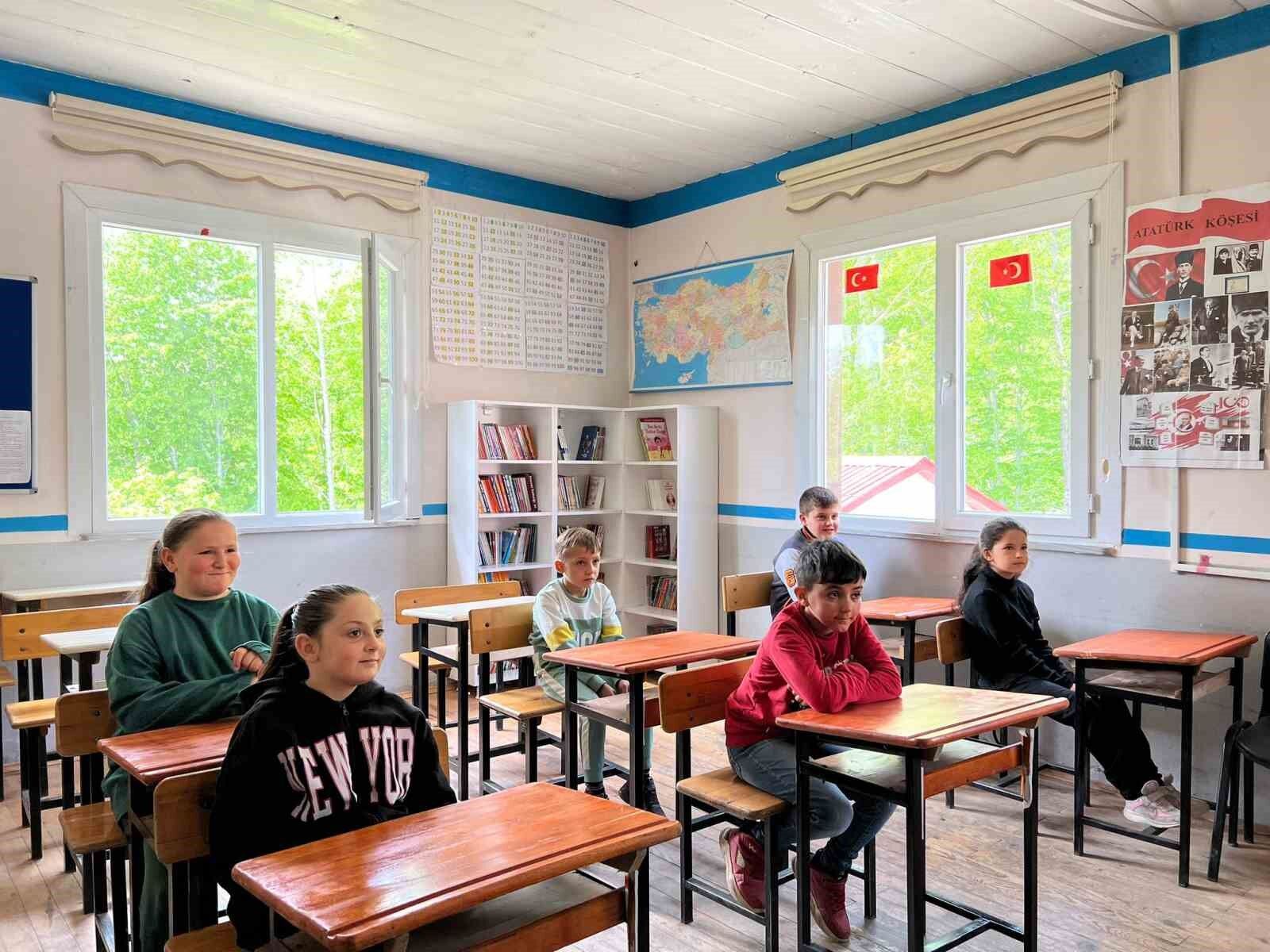 Üniversite öğrencilerinden köy okuluna anlamlı destek