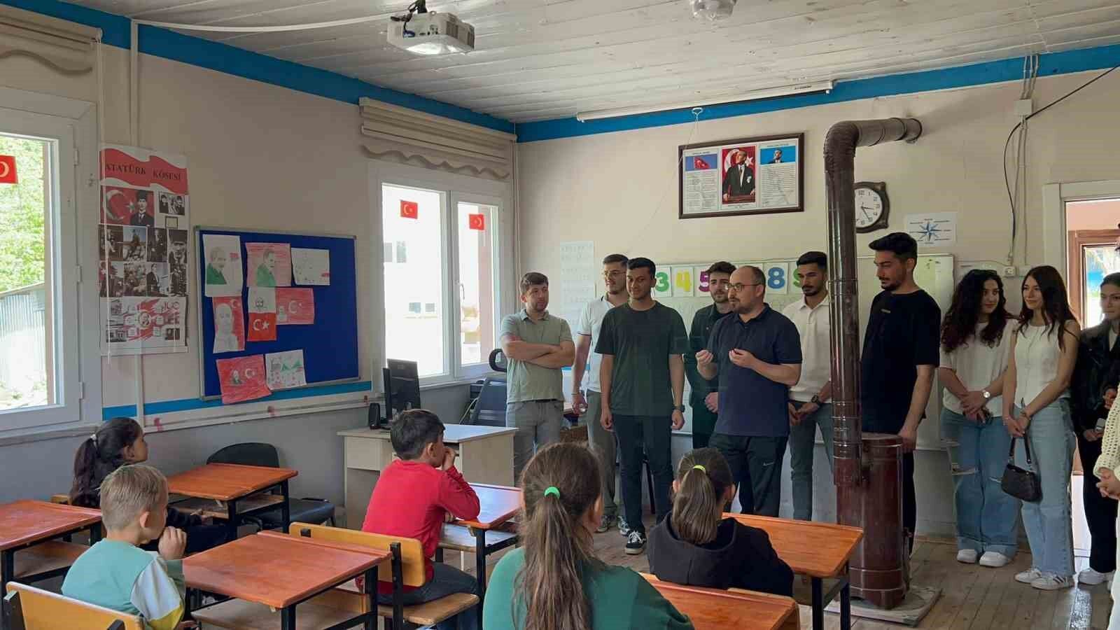 Üniversite öğrencilerinden köy okuluna anlamlı destek