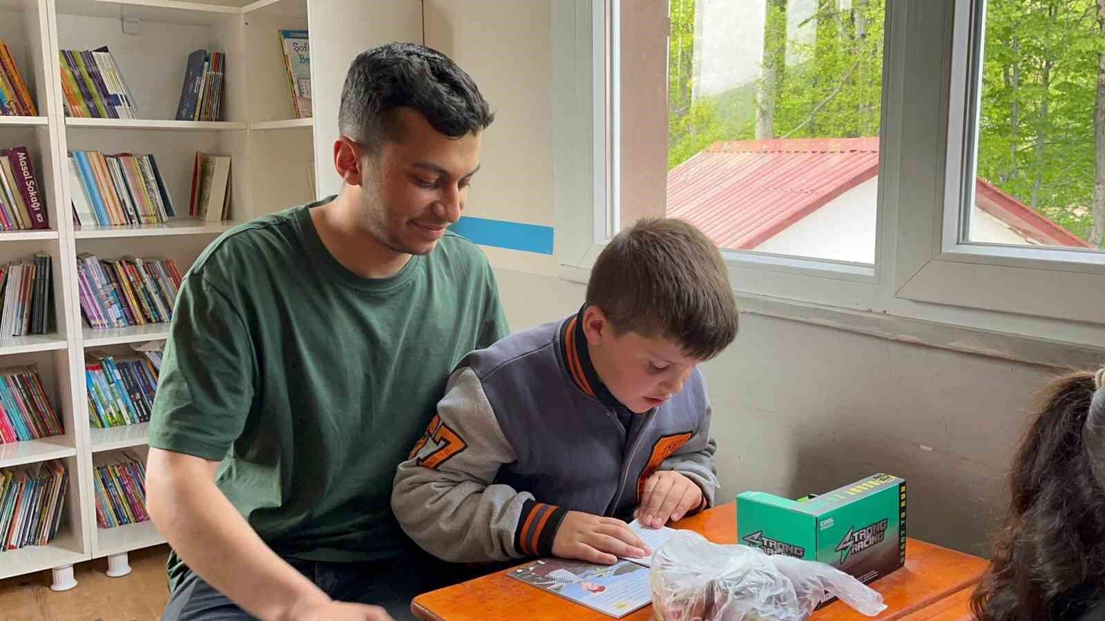 Üniversite öğrencilerinden köy okuluna anlamlı destek