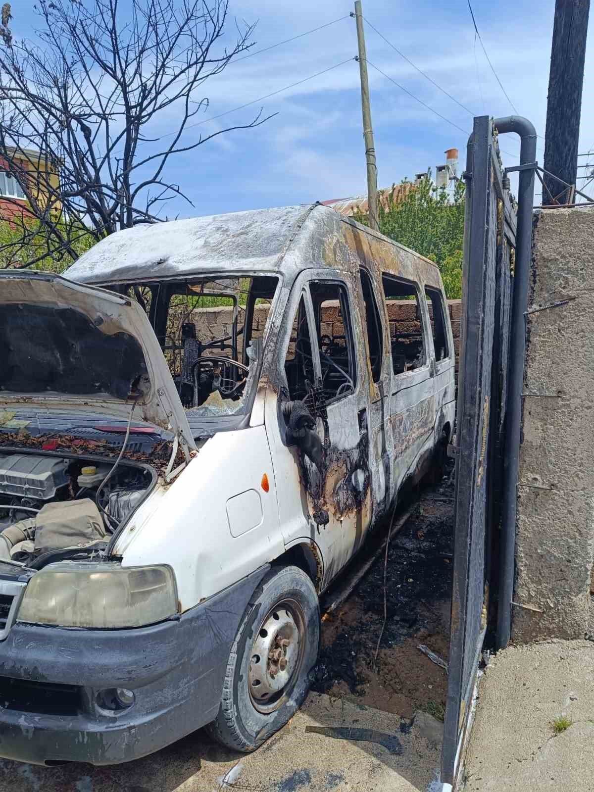 Tuşba’da park halindeki minibüs yandı