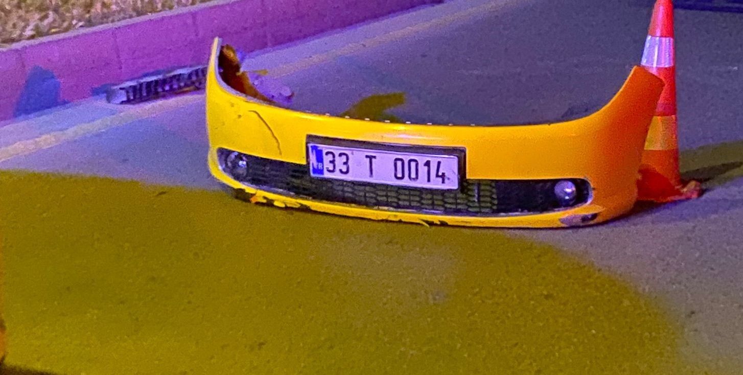 Kontrolden çıkan taksi elektrik direğine çarptı: 2 ölü