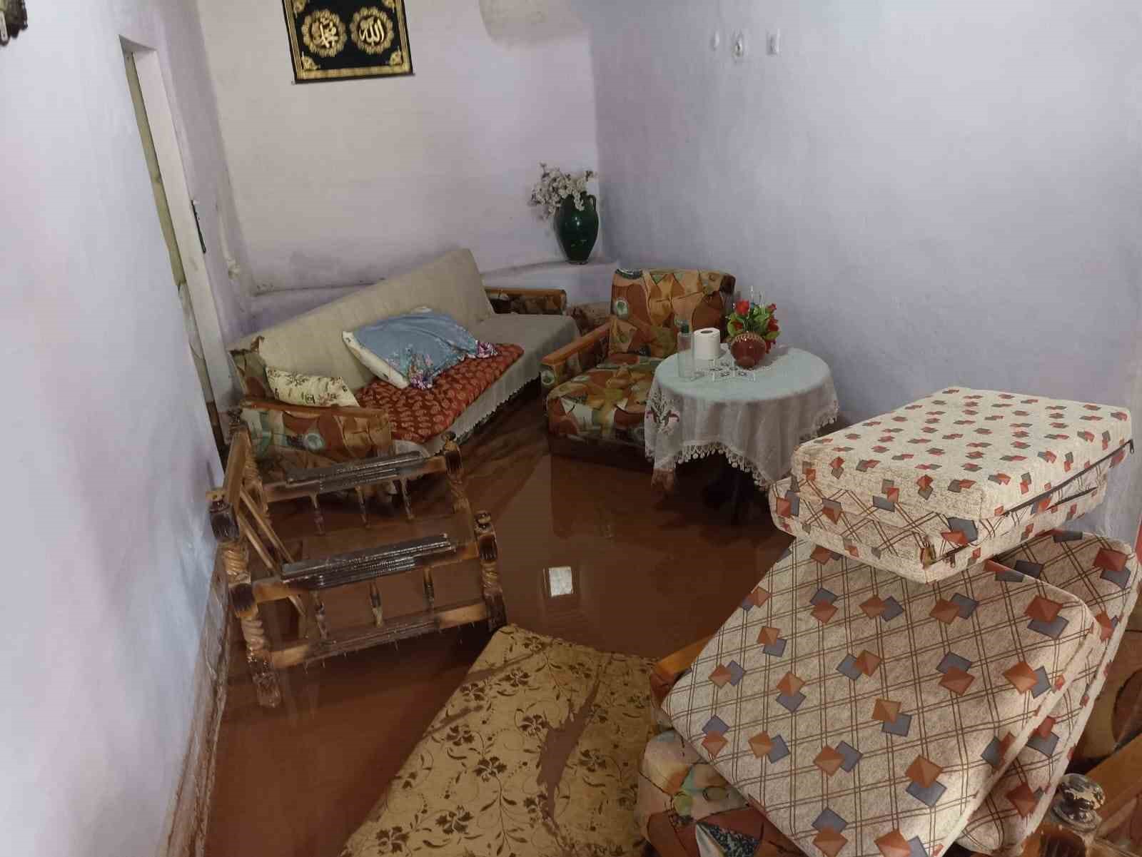 Darende’de sağanak ve dolu su baskınlarına neden oldu