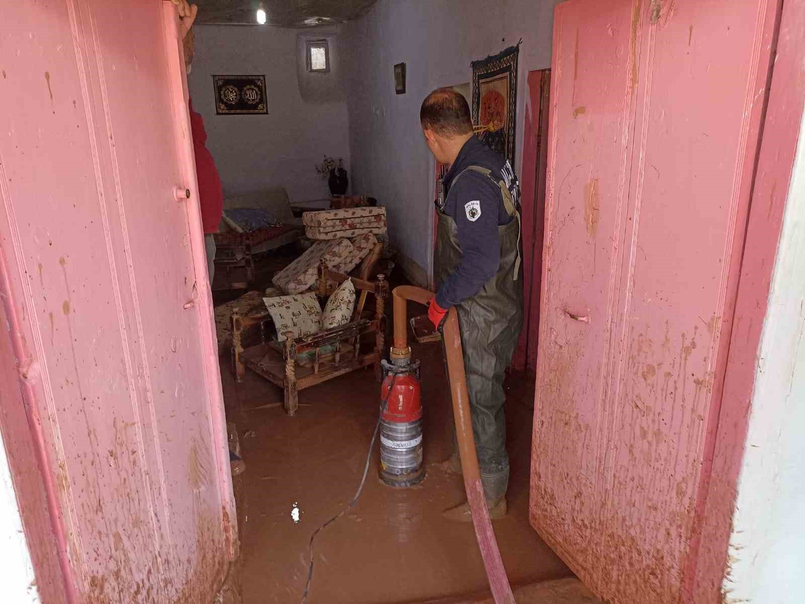 Darende’de sağanak ve dolu su baskınlarına neden oldu