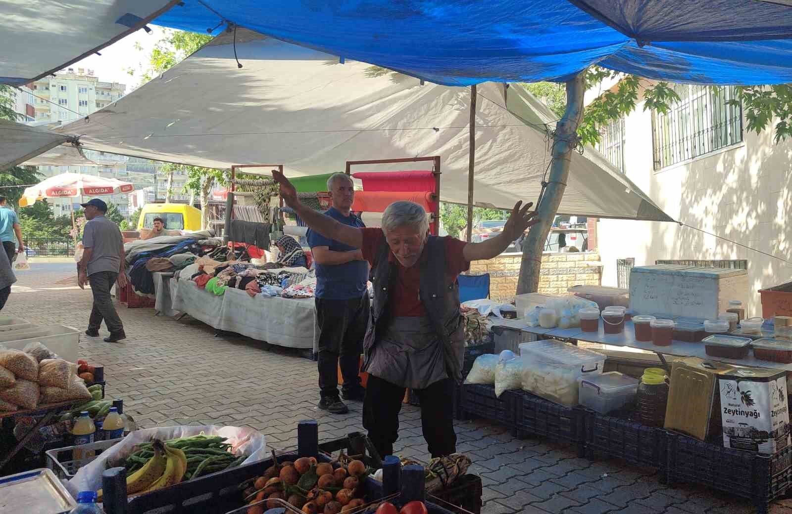 Şarkı söyleyerek ekmeğini kazanan pazarcı herkese neşe saçıyor