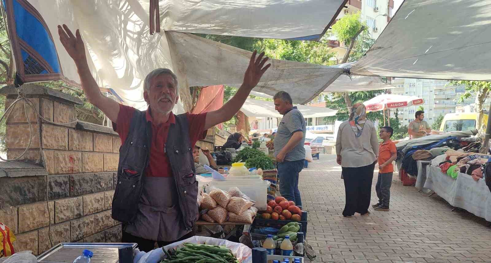 Şarkı söyleyerek ekmeğini kazanan pazarcı herkese neşe saçıyor