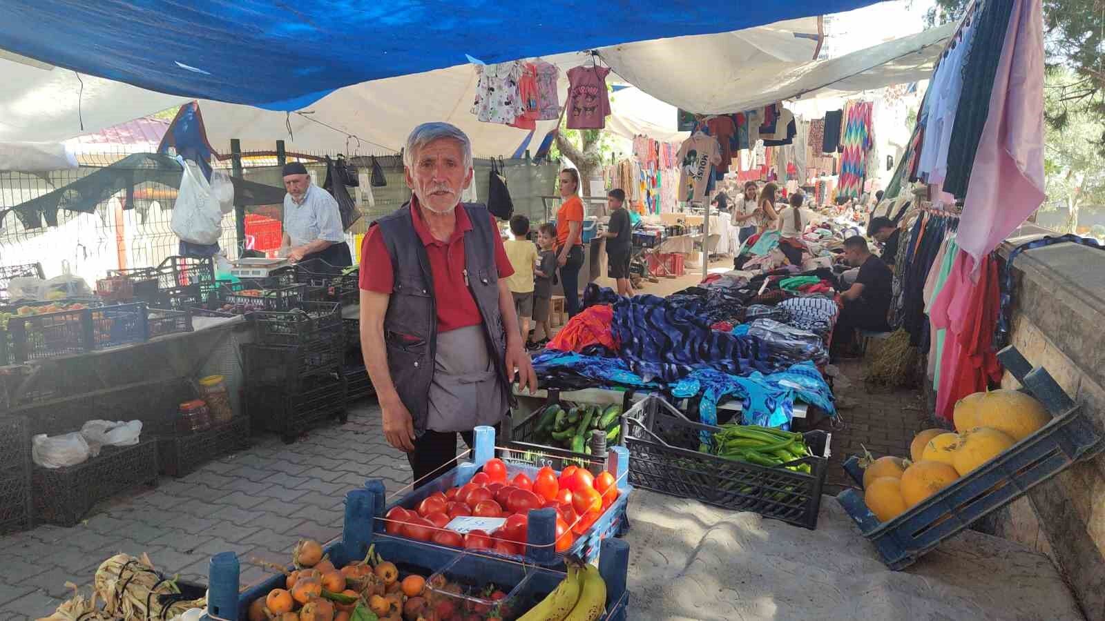 Şarkı söyleyerek ekmeğini kazanan pazarcı herkese neşe saçıyor