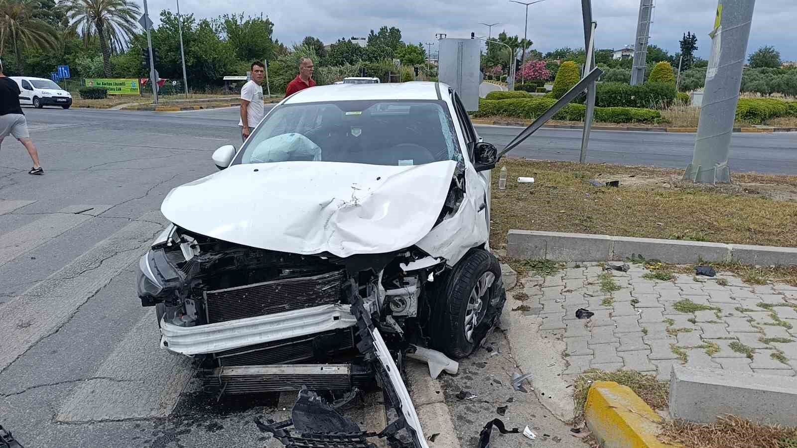 Antalya’da çarpışan araçlar hurdaya döndü: 1 yaralı